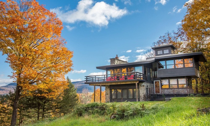 Warren House | NEWLY RENOVATED Private Chic Modern Mountain Home with fiber optic internet!