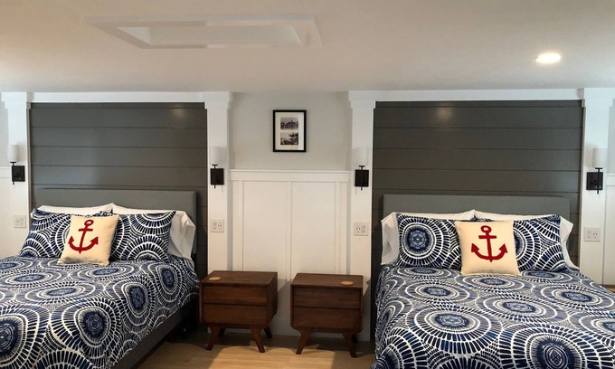 Balboa Island Cottage | Newly renovated, Reserved Parking, Rooftop Deck, HVAC Steps to Bay Beach & Shops
