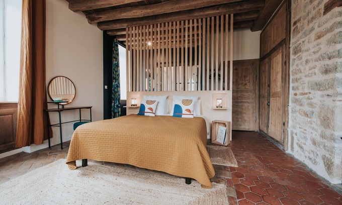 Change House | Newly renovated room with dream view on the Burgundy vineyard