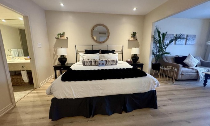 Oro-Medonte House | Newly Renovated Ski-In Ski-Out 1-Bedroom Condo with Pool, Gym, Sauna by Horseshoe Valley