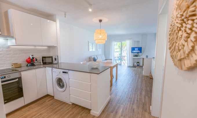 Alpouvar Apartment | Newly updated 2 Bed 2 Bath Poolside Apartment withAC & WIFI