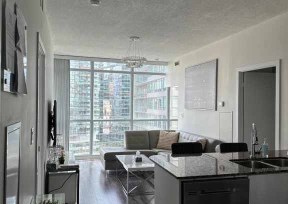 Downtown Toronto Apartment | Newly updated 3BR, 2Bath in Downtown Toronto beside Union Station & Scotia Bank Arena!