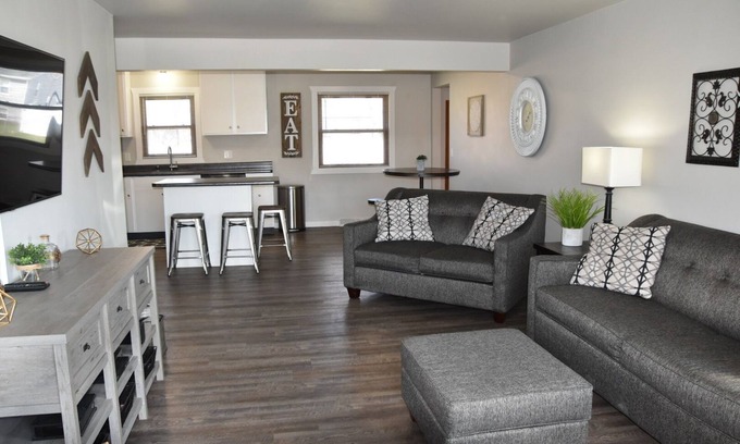 Ashwaubenon House | Next Door To Lambeau Field/Sleeps 10+