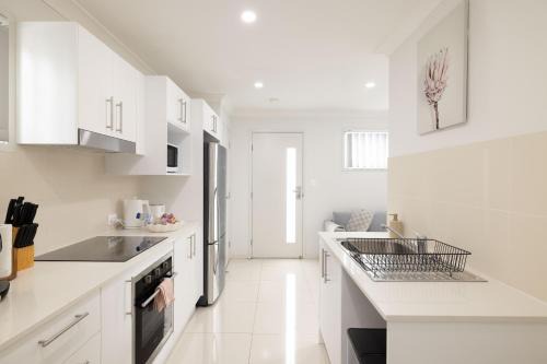 Rocklea Apartment | Next to a Disk Golf Course! Shops! AirCon! 139AF1