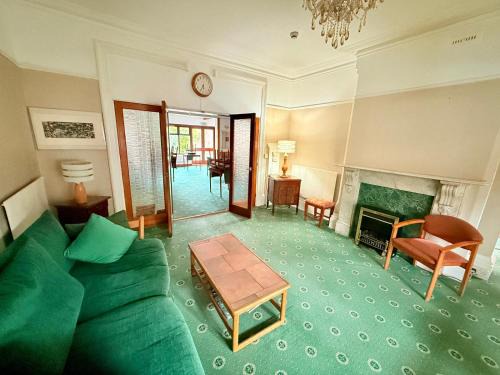 Beeston Hotel | Next to hyland hotel Family rooms with attached bathroom