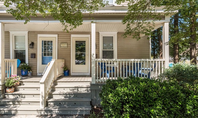 Cape Charles House | Next to the park and 2 blocks to the Beach and restaurants! RIGHT side of Duplex
