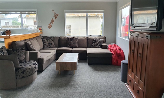Whangamata House | Nextdoor to Whangamata Workingmans Club and RSA
