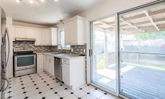 Niagara Falls House | Niagara 5 Bedroom Bungalow with Pool & Hot Tub
