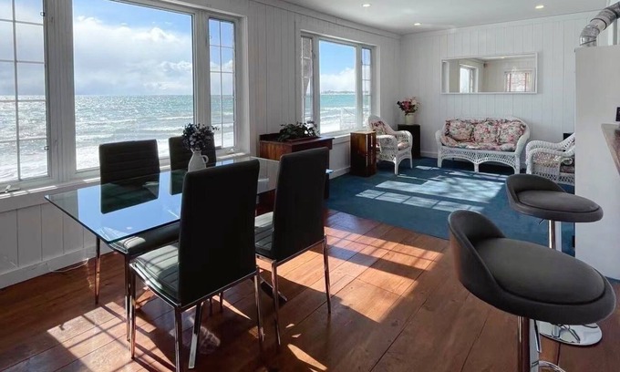 Wainfleet House | Niagara Dreamhouse on the lake with Private Beach! Family & Friends Vacation.