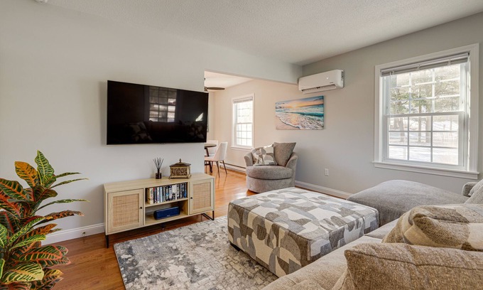 Niantic House | Niantic Duplex w/Deck < 1 Mi to Beach + Boardwalk