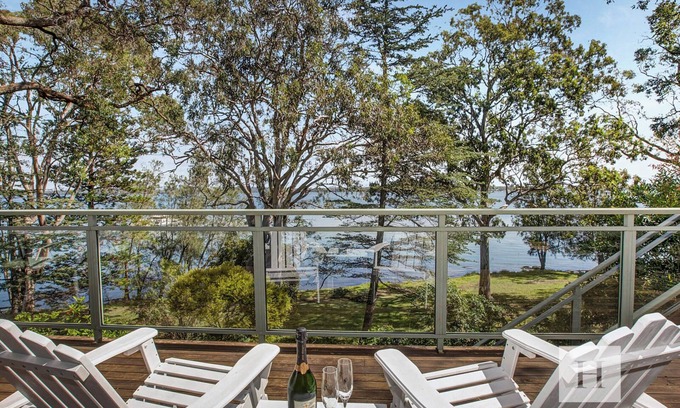 Summerland Point House | Niaroo Lakeside - Family Friendly Waterfront Home