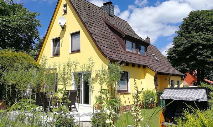 Nordholz House | nice alternative to the tourist stronghold: Fehaus f Fam + dog + garden + lake + fireplace