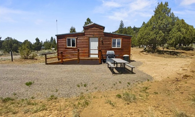 Mammoth Creek House | Nice and Knotty studio cabin perfect location to explore Zion NP & Bryce Canyon