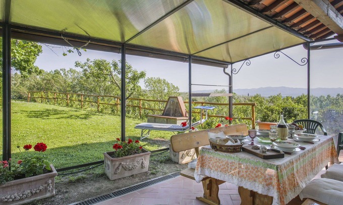Castelfranco di Sopra Villa | Nice apartment in villa for 4 guests with pool, WIFI, terrace and pets allowed