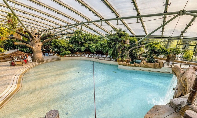Neuville-sur-Ailette House | Nice apartment in villa for 8 guests with hot tub, WIFI, pool, TV, terrace and parking