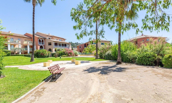 Plage de la Garonnette Apartment | Nice apartment for 4 guests with WIFI, pool, A/C, TV, terrace and parking