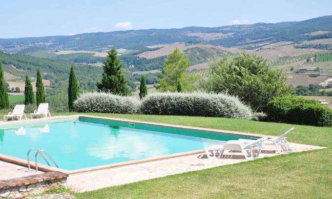 Il Poggio Apartment | Nice apartment for 4 people with pool, WIFI, TV, pets allowed and panoramic view