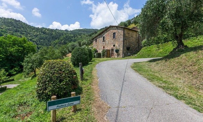 Pescia Apartment | Nice apartment for 6 guests with WIFI, pool, TV, patio and pets allowed