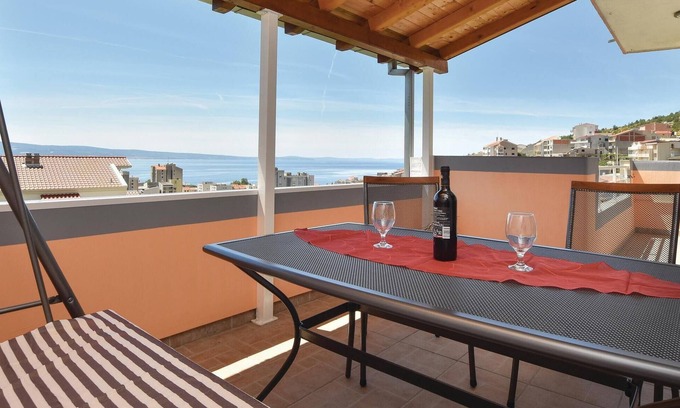 Dugi Rat Apartment | Nice apartment in Dugi Rat with WiFi