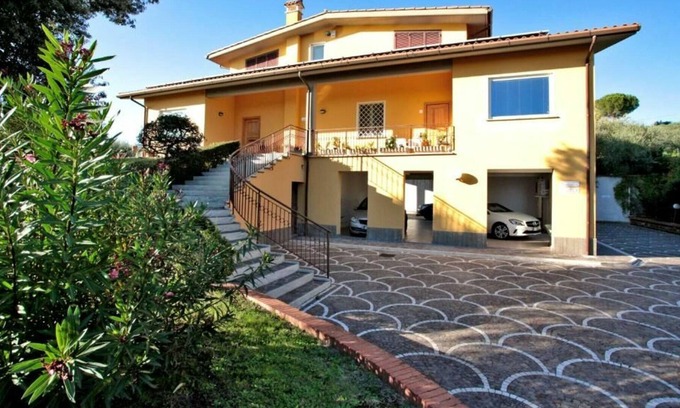 Santa Lucia Villa | Nice apartment in villa for 4 guests with WIFI, TV and parking, close to Rome