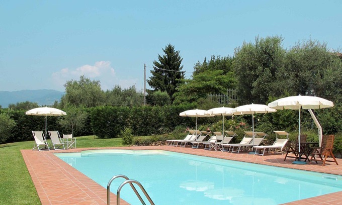 Montecarlo Villa | Nice apartment in villa for 6 guests with pool, WIFI, TV, patio and pets allowed