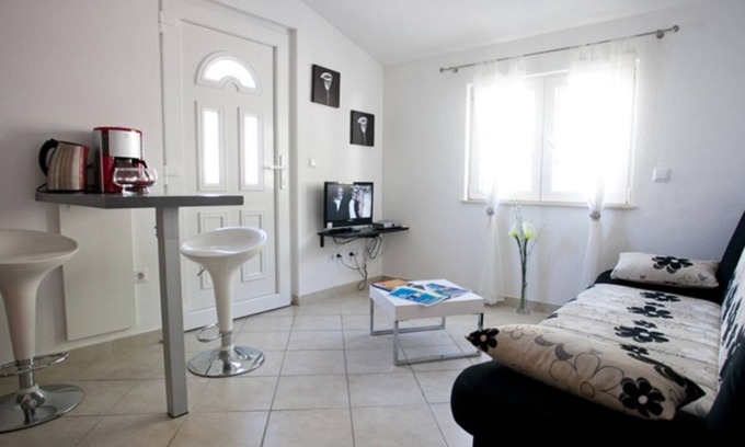 Pisak Apartment | Nice apartment with pool and partial sea viewn