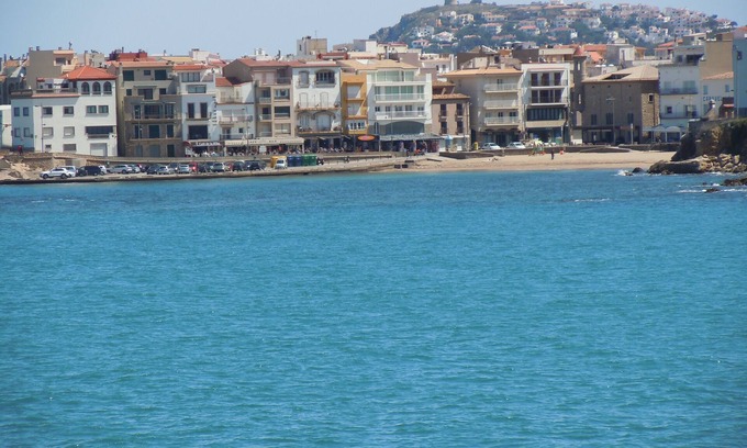 L'Escala Hotel | Nice bright apartment, quiet, large garden, 5 minutes to the sea, internet, satellite, tv
