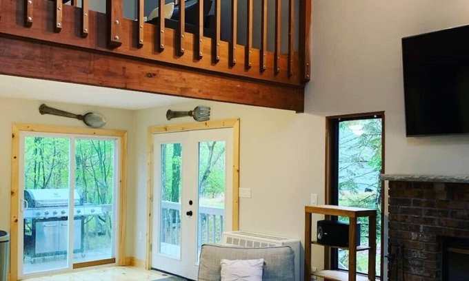 Bushkill Cabin | Nice Cabin in the Poconos Mountain (Saw Creek Est)