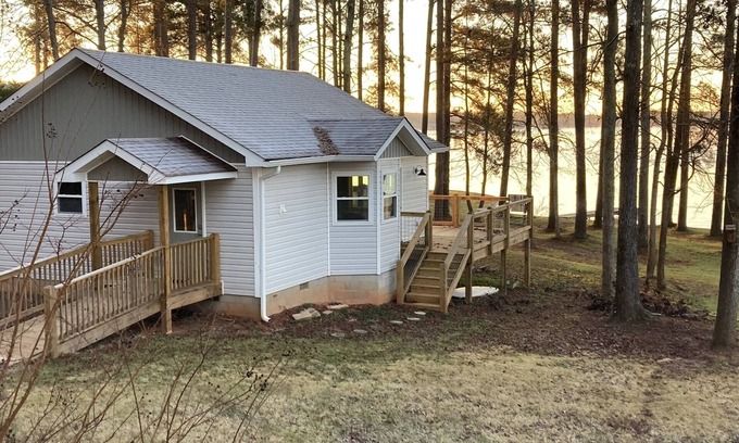 Milledgeville Cottage | Nice cottage located on Lake Sinclair. Lots of room with great views