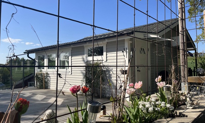 Finspang House | Nice cottage with lake view
