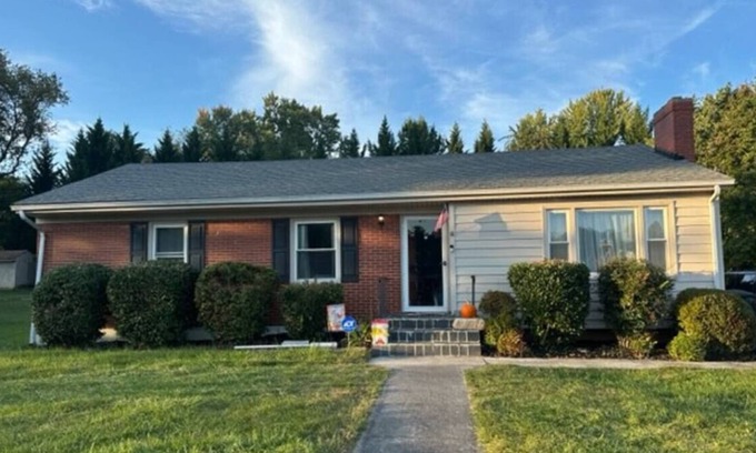 Cave Spring House | Nice cozy home in a fantastic neighborhood. Close to restaurants and shopping.