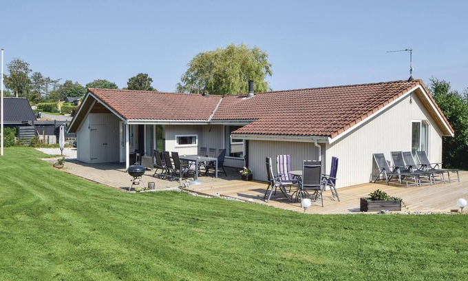 Hvidbjerg Strand House | Nice home in Børkop with kitchen