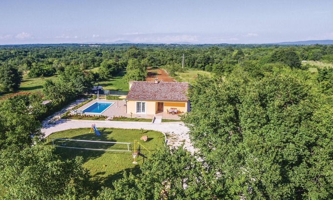 Butkovici House | Nice home in Butkovici with WiFi
