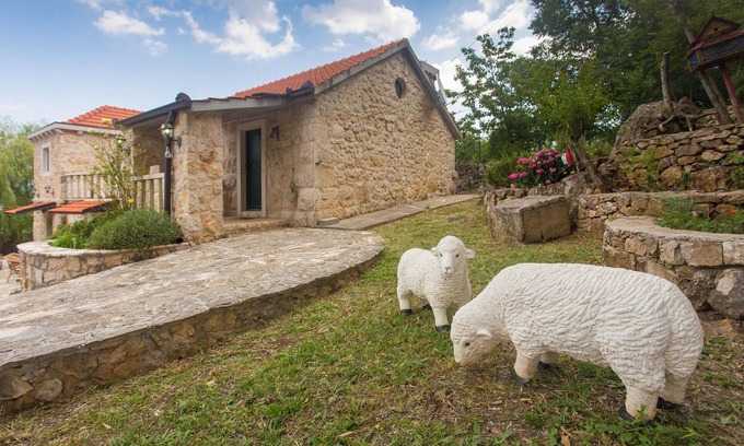Dicmo House | Nice home in Dicmo with WiFi