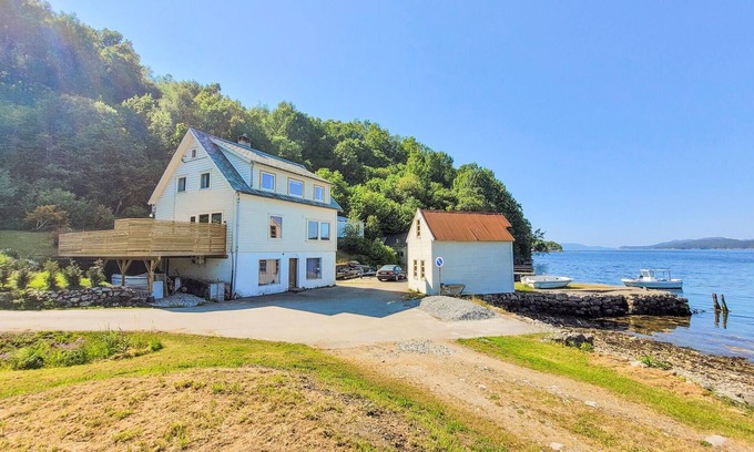 Fitjar House | Nice home in Fitjar with house sea view