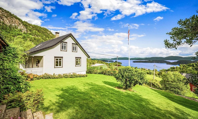 Grimsland House | Nice home in Lundegrend with WiFi