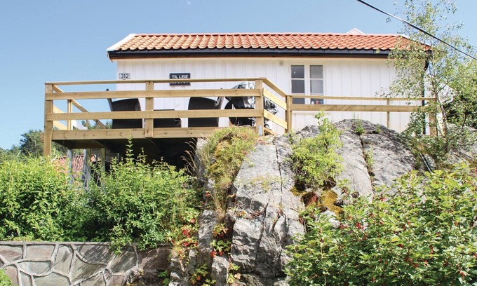 Arendal House | Nice home in Staubø with house sea view