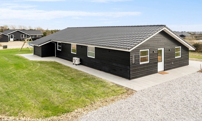 Skaven Strand House | Nice home in Tarm with sauna