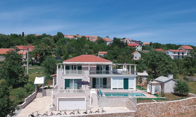 Cista Provo House | Nice home in Zrnovnica-Split with sauna