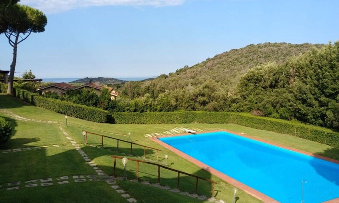 Castiglione della Pescaia Apartment | Nice apartment for 6 guests with pool, WIFI, TV, terrace and pets allowed