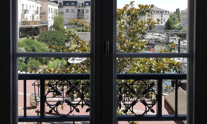 Cergy Apartment | NICE STUDIO at PORT CERGY with view on the Port