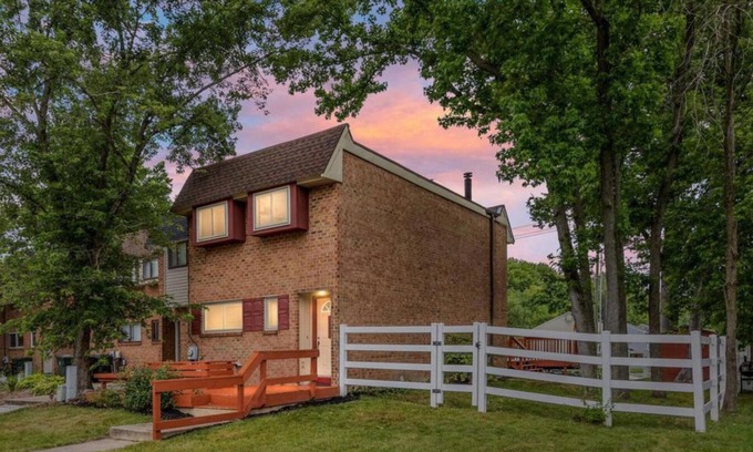 Newark House | Nicely renovated end-unit townhome centrally located within the UD campus area.