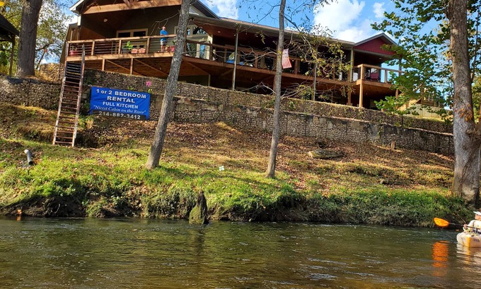Flippin House | Nicest Cabin On The White River NEW RIVERFRONT DECK AND STONE STAIRS