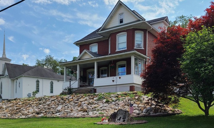 Hyner House | Nick's Nest North Bend relax and enjoy the serenity of our area.