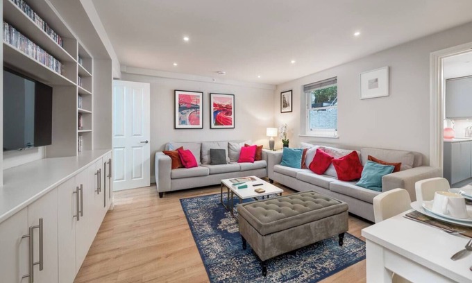 Redcliffe Apartment | Niru Experience Hidden Secret
