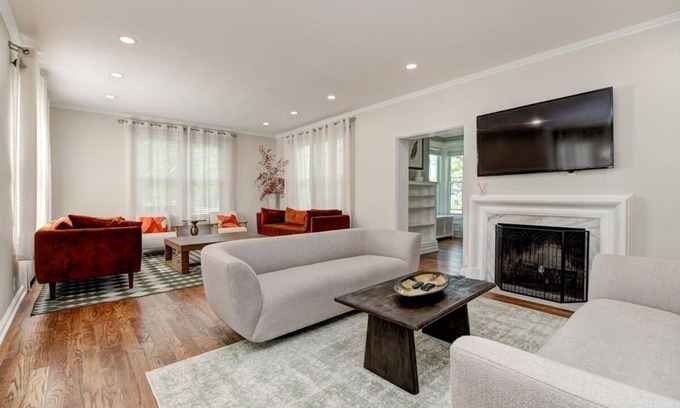 Orange House | NJ Suburban Retreat - Direct train to NYC - Train station half a mile walk!