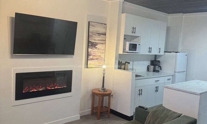Northeast Edmonton Apartment | nMonthly Disc | Fast Wi-Fi -13