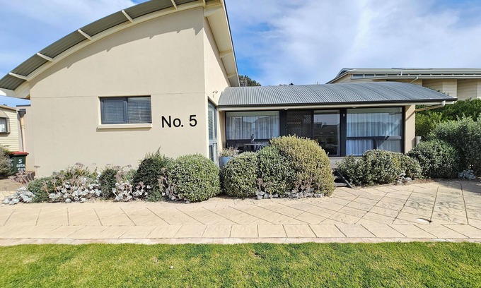 Waterhouse House | No 5 - Pristine property with an ocean blue back drop