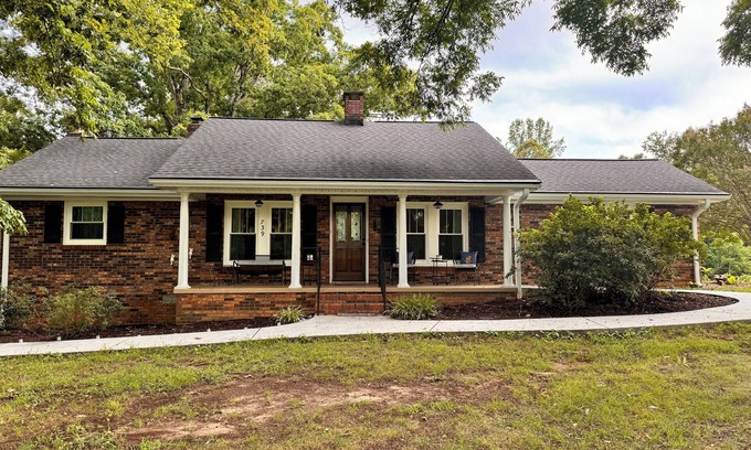 Saxony Forest House | NO CLEANING FEE Century farmhouse on Lake Keowee near Clemson