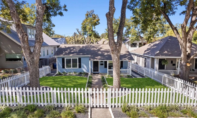 Bouldin House | NO home is more in the HEART of SOCO than this one!